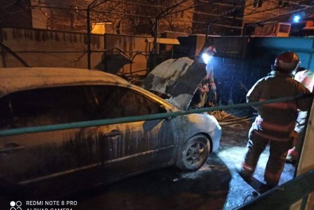 Под Одессой неизвестные подожгли иномарку семьи журналистов во дворе частного дома (фото)