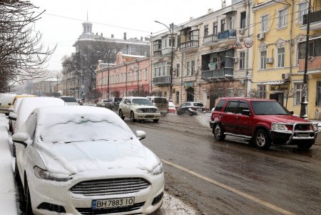 Одессу снова накрыло белой пеленой (фоторепортаж)