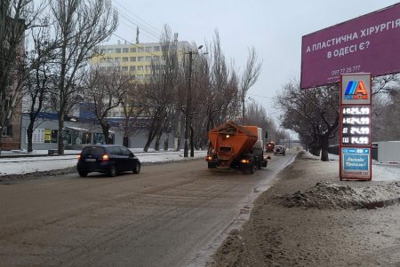 Борьба с гололедом: одесские коммунальщики посыпают тротуары песчано-солевой смесью, работает почти 100 единиц спецтехники (фото)
