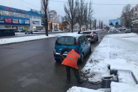Борьба с гололедом: одесские коммунальщики посыпают тротуары песчано-солевой смесью, работает почти 100 единиц спецтехники (фото)