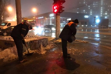Борьба с непогодой: коммунальщики убирают тротуары и межквартальные проезды, распиливают упавшие деревья и ветки (фото)