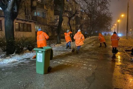 Борьба с непогодой: коммунальщики убирают тротуары и межквартальные проезды, распиливают упавшие деревья и ветки (фото)