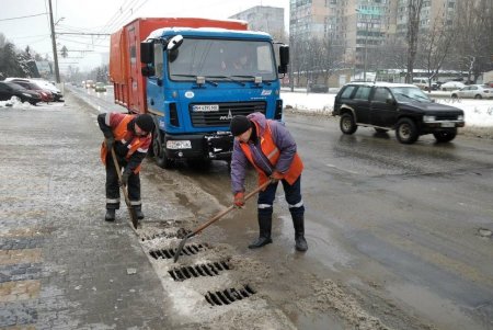 Коммунальщики убирают поваленные стихией деревья и сломанные ветви (фоторепортаж)