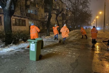 Коммунальщики убирают поваленные стихией деревья и сломанные ветви (фоторепортаж)
