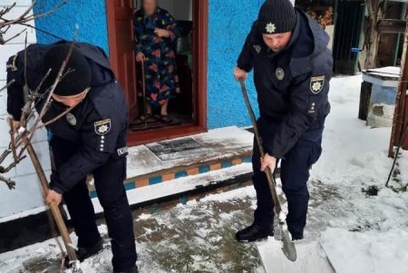Стражи порядка обеспечили запас питьевой воды и расчистили снег у домов пожилых жителей региона (фото)