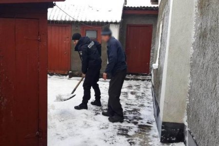 Стражи порядка обеспечили запас питьевой воды и расчистили снег у домов пожилых жителей региона (фото)