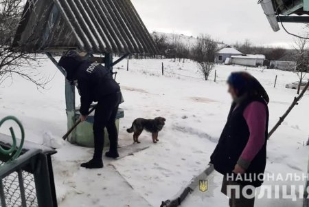 Стражи порядка обеспечили запас питьевой воды и расчистили снег у домов пожилых жителей региона (фото)