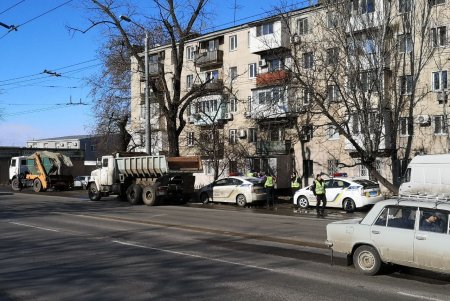Водители грузовиков пытаются проехать по Ивановскому мосту, несмотря на запрет
