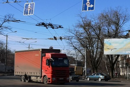 Водители грузовиков пытаются проехать по Ивановскому мосту, несмотря на запрет