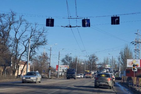 Водители грузовиков пытаются проехать по Ивановскому мосту, несмотря на запрет