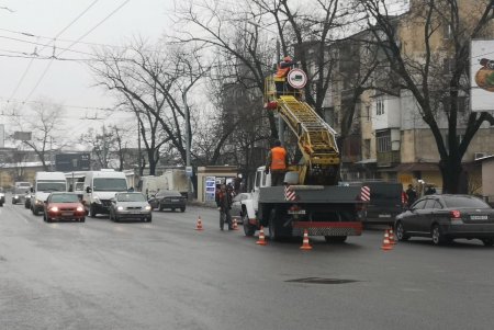 Водители грузовиков пытаются проехать по Ивановскому мосту, несмотря на запрет