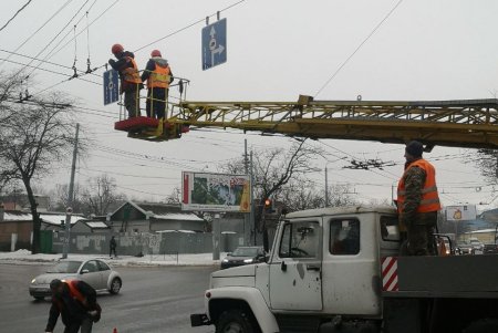 Водители грузовиков пытаются проехать по Ивановскому мосту, несмотря на запрет