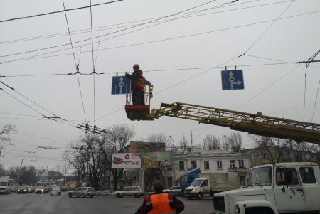 Водители грузовиков пытаются проехать по Ивановскому мосту, несмотря на запрет