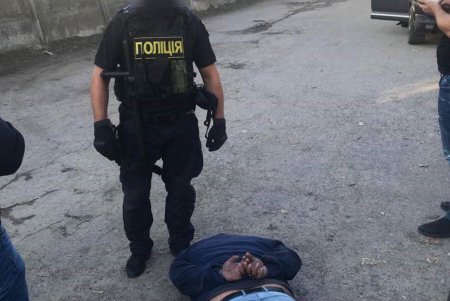 Группу иностранцев будут судить за вымогательство несуществующего долга у предпринимателя в размере 25 тысяч долларов (фото)