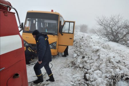 Вблизи Николаевки спасатели освободили из снежного плена школьный автобус (фото)