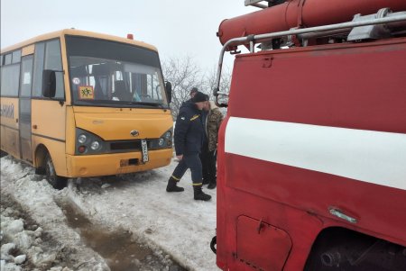 Вблизи Николаевки спасатели освободили из снежного плена школьный автобус (фото)