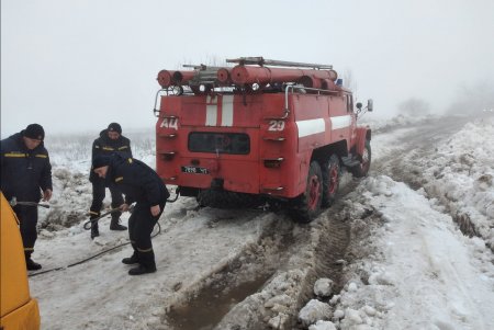 Вблизи Николаевки спасатели освободили из снежного плена школьный автобус (фото)