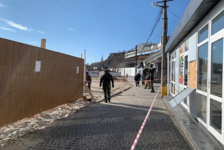 На пляже «Чайка» освобождают территорию от самовольных объектов благоустройства (фото)