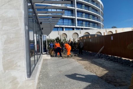 На пляже «Чайка» освобождают территорию от самовольных объектов благоустройства (фото)