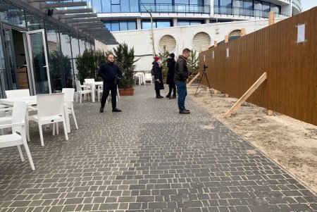 На пляже «Чайка» освобождают территорию от самовольных объектов благоустройства (фото)