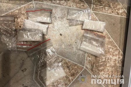 Метамфетамин, ЛСД: у двух иностранных наркодилеров на съемной квартире в Одессе обнаружено более чем на 600 тыс. грн. (фото, видео)