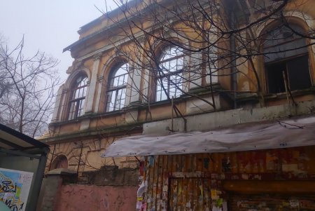 Ночью на Мечникова произошло обрушение стены и крыши старинного здания (фото)