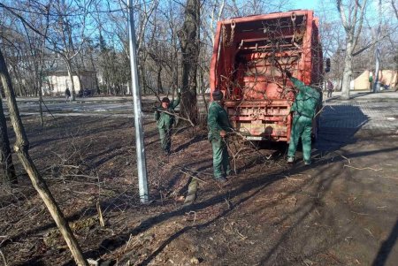 Ежедневно 120 коммунальщиков приводят в порядок зеленые зоны города (фото)