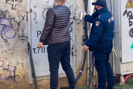 Полицейские совместно с горожанами закрасили рекламу наркотиков на стенах зданий в Суворовском районе (фото)