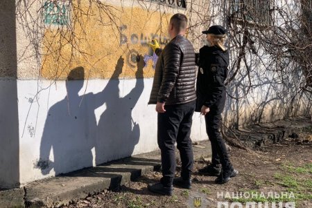 Полицейские совместно с горожанами закрасили рекламу наркотиков на стенах зданий в Суворовском районе (фото)