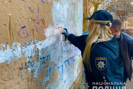 Полицейские совместно с горожанами закрасили рекламу наркотиков на стенах зданий в Суворовском районе (фото)