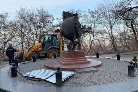 Очередной участок бульвара Жванецкого готовят к капремонту: демонтируют бордюры, завозят стройматериалы (фото)