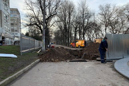 Очередной участок бульвара Жванецкого готовят к капремонту: демонтируют бордюры, завозят стройматериалы (фото)