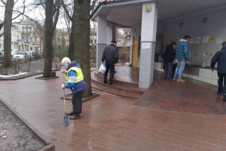 Коммунальщики привели в порядок два бювета в Приморском районе