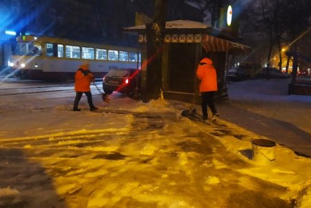 Около сотни единиц техники расчищают улицы города от снега и посыпают дороги песчано-соляной смесью (фото, видео)