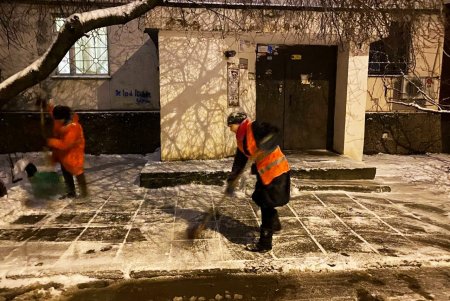 Около сотни единиц техники расчищают улицы города от снега и посыпают дороги песчано-соляной смесью (фото, видео)