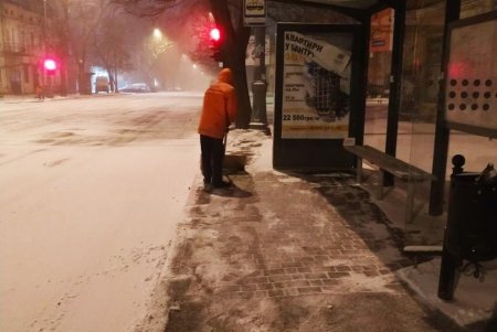 Около сотни единиц техники расчищают улицы города от снега и посыпают дороги песчано-соляной смесью (фото, видео)