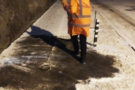Около сотни единиц техники расчищают улицы города от снега и посыпают дороги песчано-соляной смесью (фото, видео)