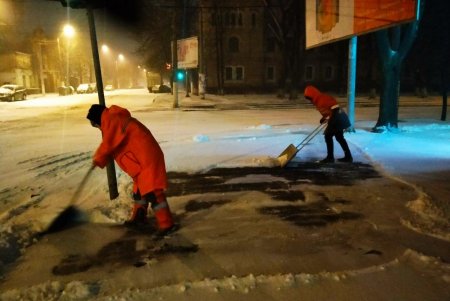 Около сотни единиц техники расчищают улицы города от снега и посыпают дороги песчано-соляной смесью (фото, видео)