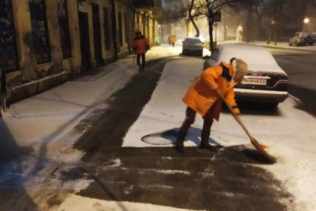 Около сотни единиц техники расчищают улицы города от снега и посыпают дороги песчано-соляной смесью (фото, видео)