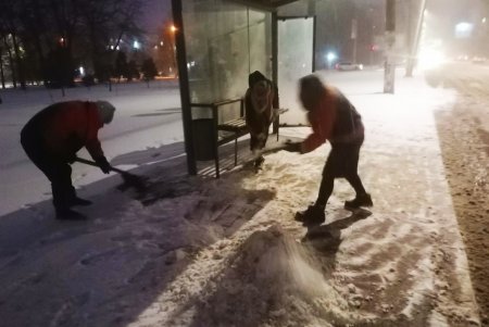 Около сотни единиц техники расчищают улицы города от снега и посыпают дороги песчано-соляной смесью (фото, видео)