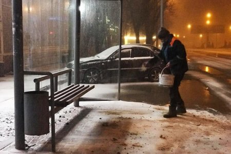 Около сотни единиц техники расчищают улицы города от снега и посыпают дороги песчано-соляной смесью (фото, видео)