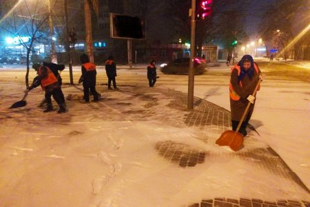 Около сотни единиц техники расчищают улицы города от снега и посыпают дороги песчано-соляной смесью (фото, видео)