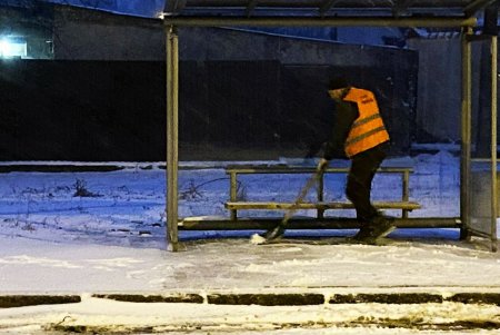 Около сотни единиц техники расчищают улицы города от снега и посыпают дороги песчано-соляной смесью (фото, видео)