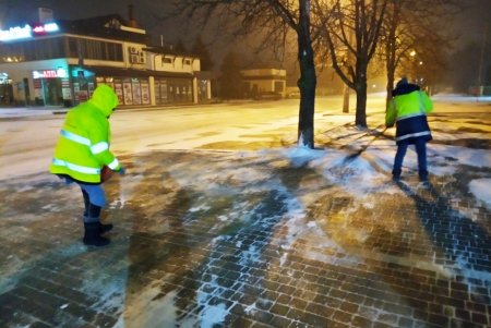 Около сотни единиц техники расчищают улицы города от снега и посыпают дороги песчано-соляной смесью (фото, видео)