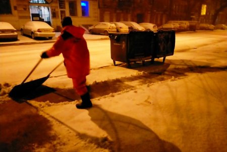 Около сотни единиц техники расчищают улицы города от снега и посыпают дороги песчано-соляной смесью (фото, видео)