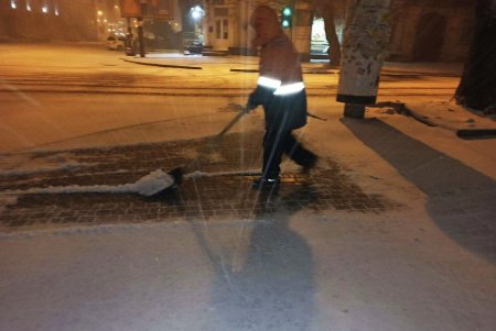 Около сотни единиц техники расчищают улицы города от снега и посыпают дороги песчано-соляной смесью (фото, видео)