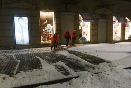 Около сотни единиц техники расчищают улицы города от снега и посыпают дороги песчано-соляной смесью (фото, видео)