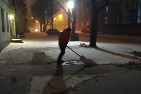 Около сотни единиц техники расчищают улицы города от снега и посыпают дороги песчано-соляной смесью (фото, видео)
