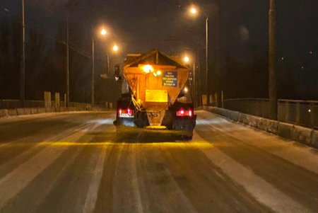 Около сотни единиц техники расчищают улицы города от снега и посыпают дороги песчано-соляной смесью (фото, видео)