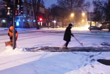 Около сотни единиц техники расчищают улицы города от снега и посыпают дороги песчано-соляной смесью (фото, видео)